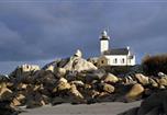 Phare de Pontusval près du Camping Plage de Ménéham, camping bord de mer, location emplacement tente, caravane et camping-car, location toile meublée, aire de camping-car, location de mobil home, à Kerlouan dans le Finistère - Bretagne