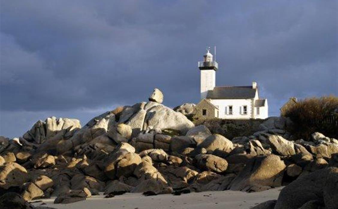 Phare de Pontusval près du Camping Plage de Ménéham, camping bord de mer, location emplacement tente, caravane et camping-car, location toile meublée, aire de camping-car, location de mobil home, à Kerlouan dans le Finistère - Bretagne