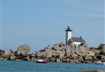 Phare de Pontusval près du Camping Plage de Ménéham, camping bord de mer, location emplacement tente, caravane et camping-car, location toile meublée, aire de camping-car, location de mobil home, à Kerlouan dans le Finistère - Bretagne