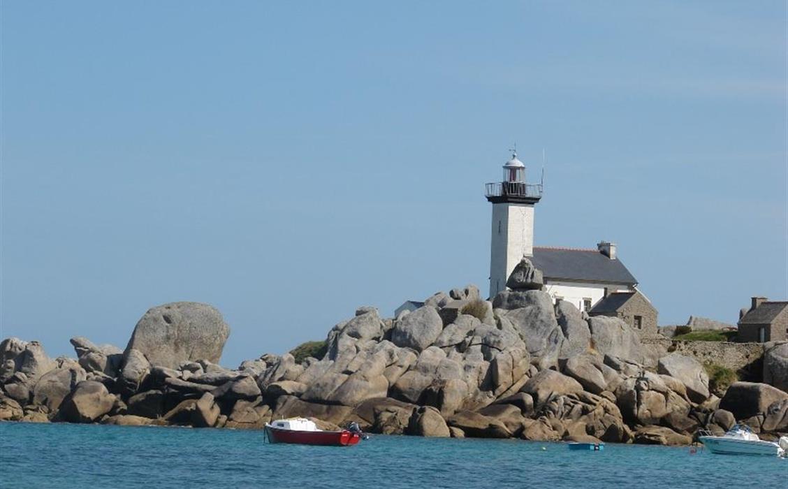 Phare de Pontusval près du Camping Plage de Ménéham, camping bord de mer, location emplacement tente, caravane et camping-car, location toile meublée, aire de camping-car, location de mobil home, à Kerlouan dans le Finistère - Bretagne