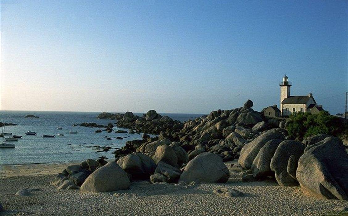 Phare de Pontusval près du Camping Plage de Ménéham, camping bord de mer, location emplacement tente, caravane et camping-car, location toile meublée, aire de camping-car, location de mobil home, à Kerlouan dans le Finistère - Bretagne