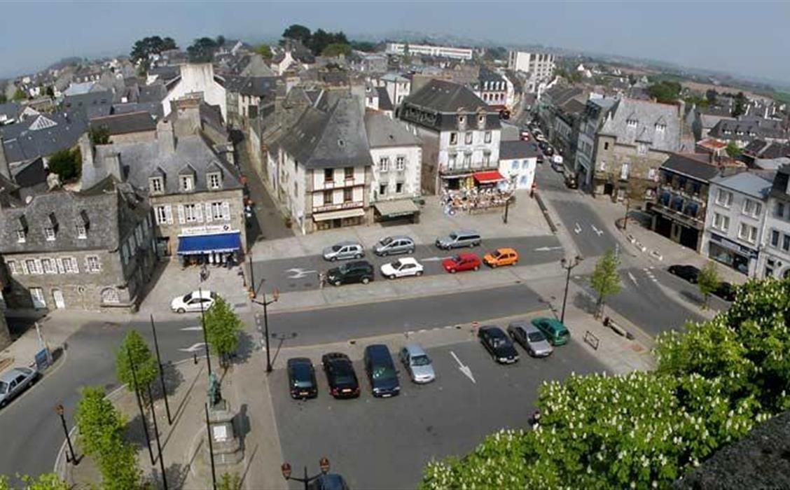 Lesneven près du Camping Plage de Ménéham, camping bord de mer, location emplacement tente, caravane et camping-car, location toile meublée, aire de camping-car, location de mobil home, à Kerlouan dans le Finistère - Bretagne