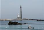 Phare de l'île Vierge près du Camping Plage de Ménéham, camping bord de mer, location emplacement tente, caravane et camping-car, location toile meublée, aire de camping-car, location de mobil home, à Kerlouan dans le Finistère - Bretagne