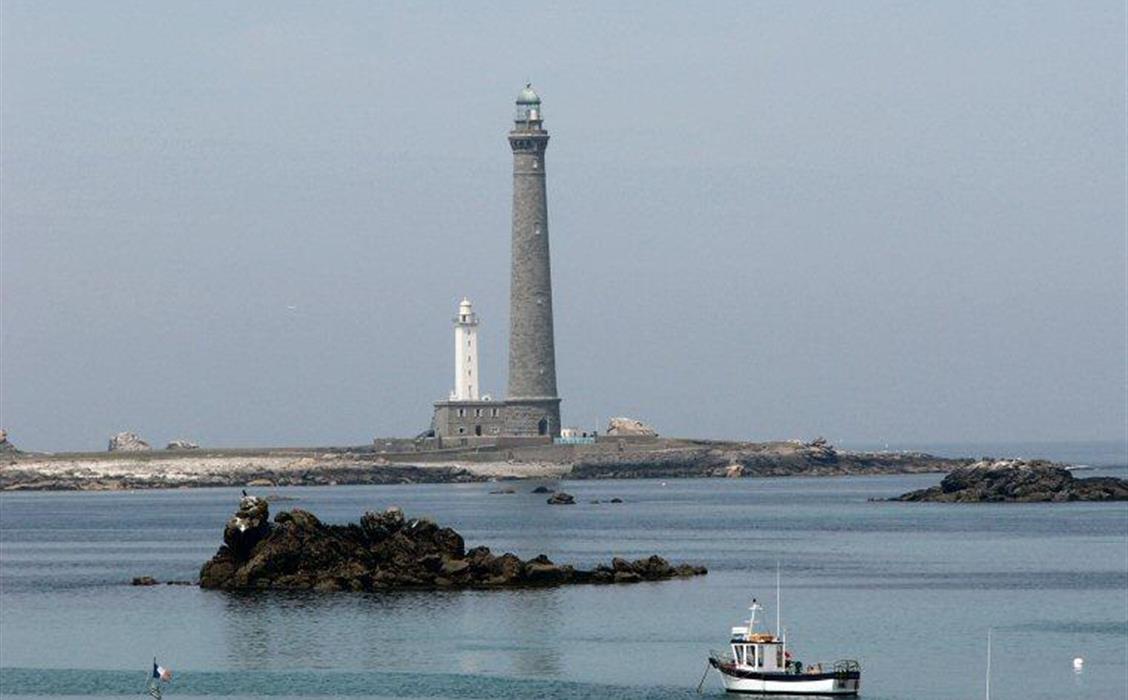 Phare de l'île Vierge près du Camping Plage de Ménéham, camping bord de mer, location emplacement tente, caravane et camping-car, location toile meublée, aire de camping-car, location de mobil home, à Kerlouan dans le Finistère - Bretagne