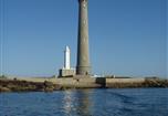 Phare de l'île Vierge près du Camping Plage de Ménéham, camping bord de mer, location emplacement tente, caravane et camping-car, location toile meublée, aire de camping-car, location de mobil home, à Kerlouan dans le Finistère - Bretagne