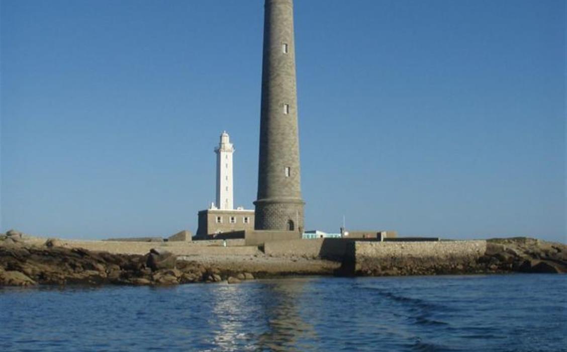 Phare de l'île Vierge près du Camping Plage de Ménéham, camping bord de mer, location emplacement tente, caravane et camping-car, location toile meublée, aire de camping-car, location de mobil home, à Kerlouan dans le Finistère - Bretagne