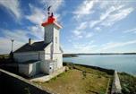 Phare île Wrac'h près du Camping Plage de Ménéham, camping bord de mer, location emplacement tente, caravane et camping-car, location toile meublée, aire de camping-car, location de mobil home, à Kerlouan dans le Finistère - Bretagne