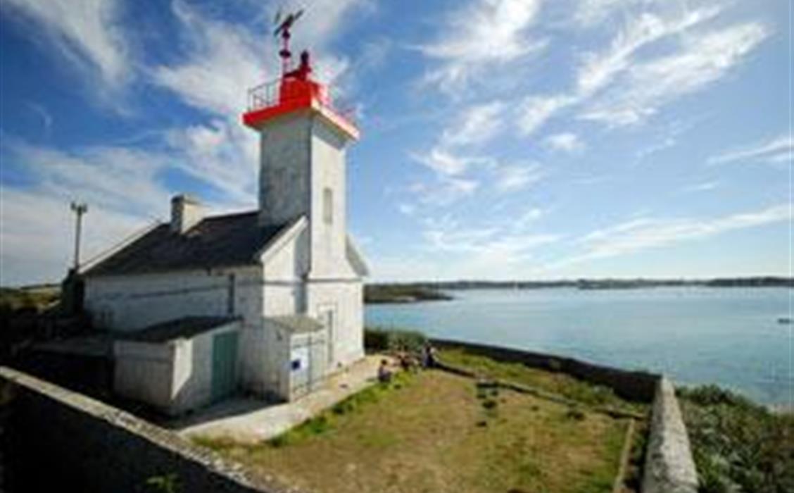 Phare île Wrac'h près du Camping Plage de Ménéham, camping bord de mer, location emplacement tente, caravane et camping-car, location toile meublée, aire de camping-car, location de mobil home, à Kerlouan dans le Finistère - Bretagne